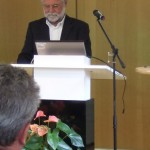 Herr Dr. Stierl, leitender Arzt Psychiatrie Lüneburg, hält den Festvortrag. Er berichtet von der guten Zusammenarbeit der Klinik mit der Gedenkstätte in Lüneburg.